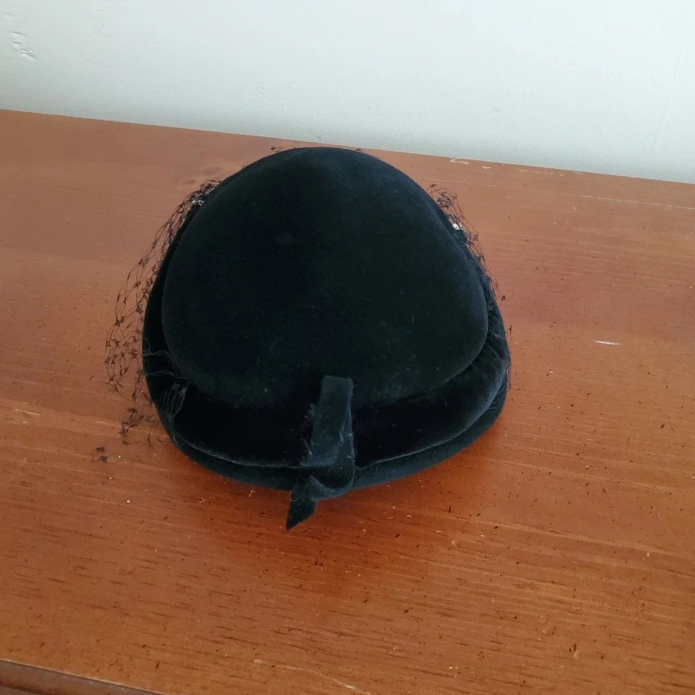 Black Vintage Hat & Evening Gloves - Picture 5 of 7